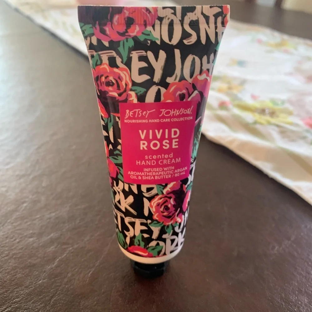Betsey Johnson Vivid Rose Scented Hand Cream 80ml - Picture 4 of 6